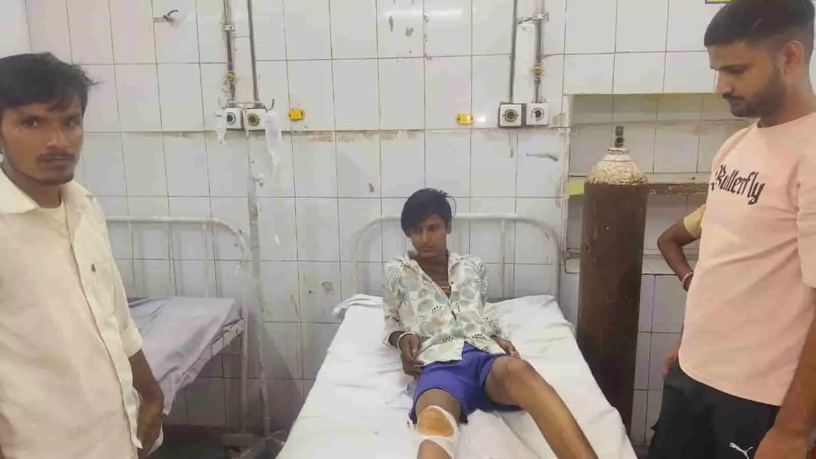 तस्वीर में सड़क हादसे में घायल युवक बयाना उप जिला अस्पताल में उपचार के दौरान दिखाई दे रहा है तस्वीर में सड़क हादसे में घायल युवक बयाना उप जिला अस्पताल में उपचार के दौरान दिखाई दे रहा है