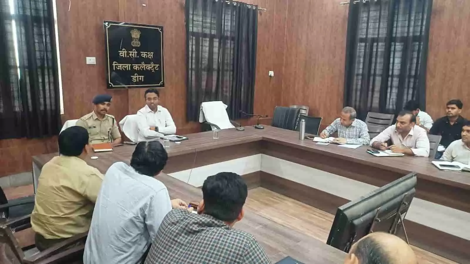 तस्वीर में डीग पंचायत समिति सभागार में जिला प्रशासन की सड़क सुरक्षा और अवैध खनन समीक्षा बैठक दिख रही है तस्वीर में डीग पंचायत समिति सभागार में जिला प्रशासन की सड़क सुरक्षा और अवैध खनन समीक्षा बैठक दिख रही है