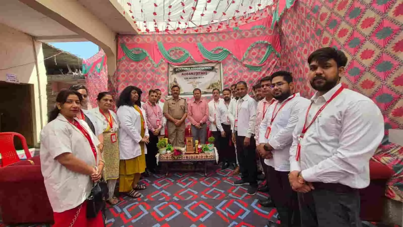 अलीगंज के सरस्वती शिशु मंदिर में आयोजित निशुल्क चिकित्सा शिविर के दौरान बैनर के सामने खड़े डॉक्टर और प्रशासनिक अधिकारी। अलीगंज के सरस्वती शिशु मंदिर में आयोजित निशुल्क चिकित्सा शिविर के दौरान बैनर के सामने खड़े डॉक्टर और प्रशासनिक अधिकारी।