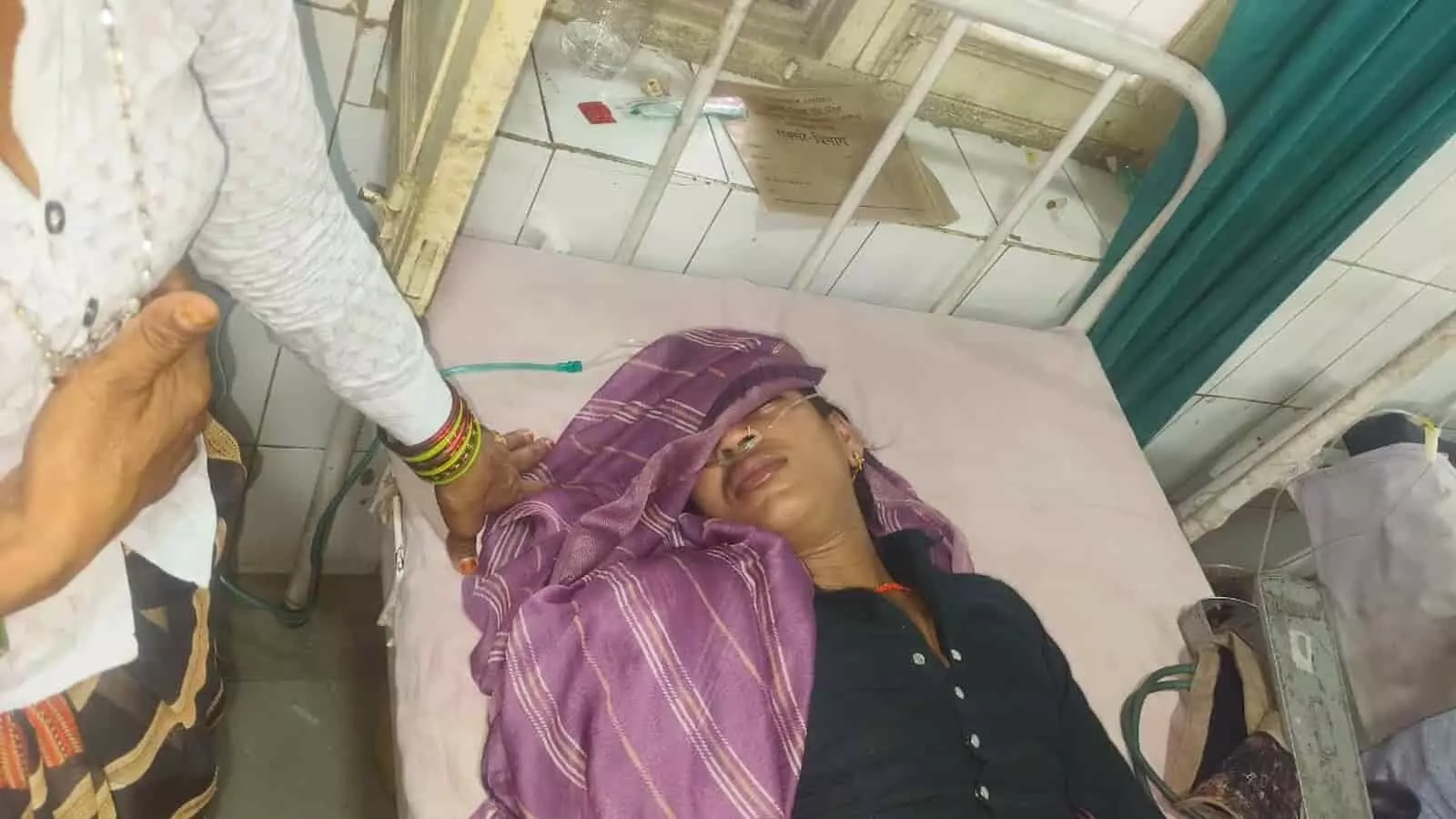 तस्वीर में अस्पताल के बेड पर भर्ती महिला बयाना उपजिला अस्पताल में सर्पदंश के उपचार के दौरान दिख रही है तस्वीर में अस्पताल के बेड पर भर्ती महिला बयाना उपजिला अस्पताल में सर्पदंश के उपचार के दौरान दिख रही है