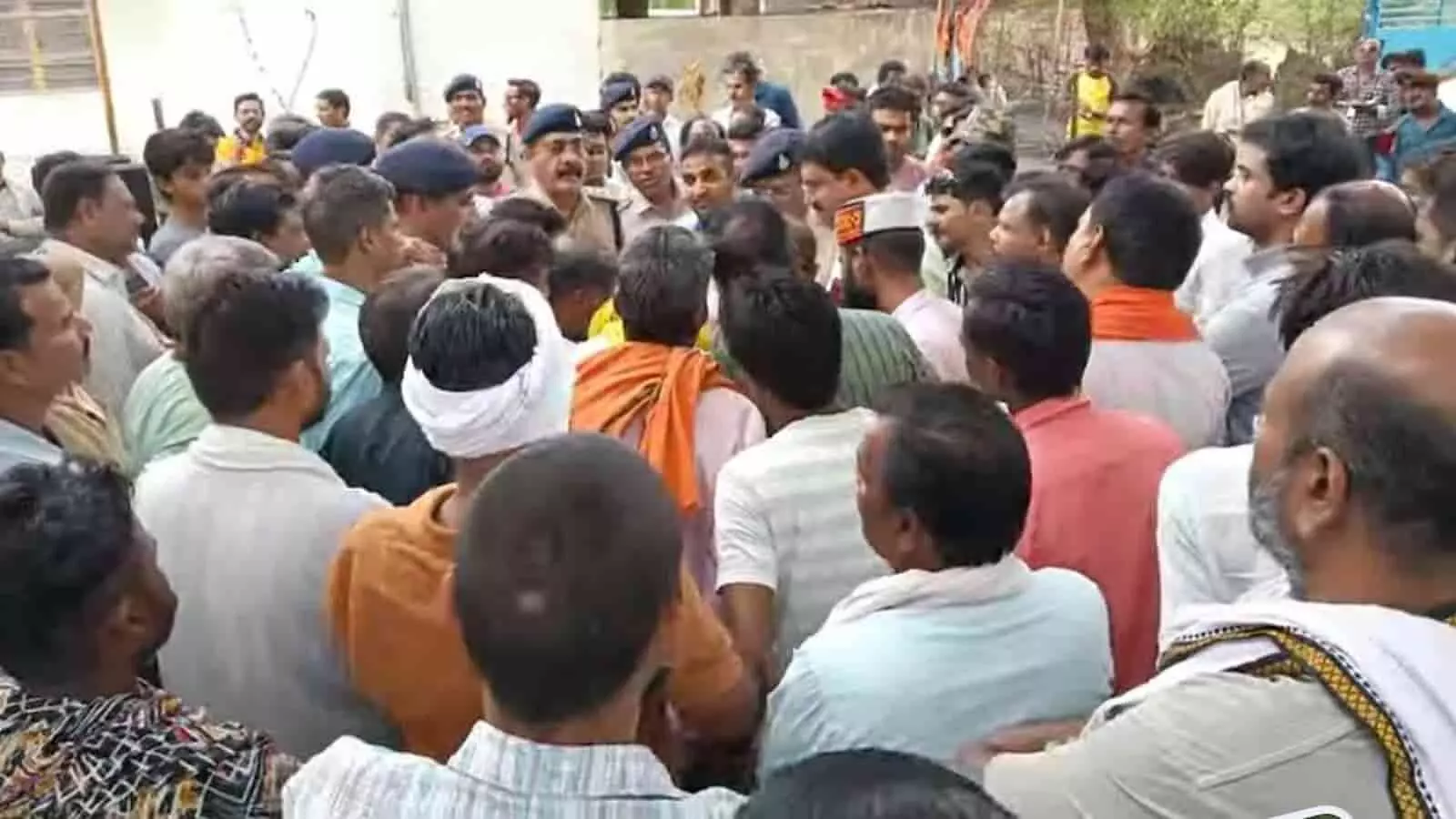 कटनी के रीठी रेलवे स्टेशन पर प्रदर्शनकारी ग्रामीणों की भीड़ से संवाद करते पुलिस अधिकारी। कटनी के रीठी रेलवे स्टेशन पर प्रदर्शनकारी ग्रामीणों की भीड़ से संवाद करते पुलिस अधिकारी।