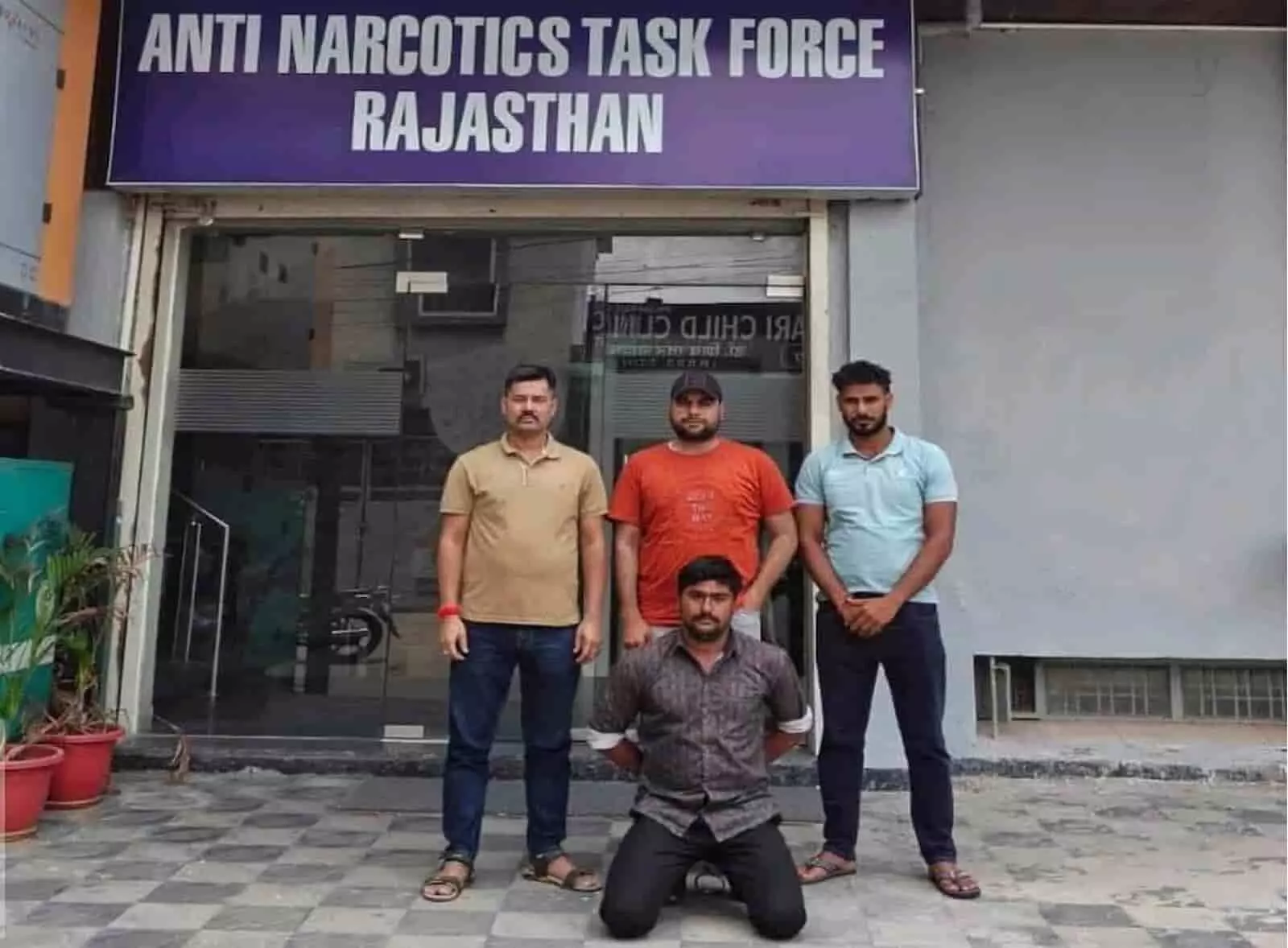तस्वीर में राजस्थान एएनटीएफ टीम के साथ गिरफ्तार आरोपी एएनटीएफ कार्यालय के बाहर कार्रवाई के संदर्भ में दिख रहा है तस्वीर में राजस्थान एएनटीएफ टीम के साथ गिरफ्तार आरोपी एएनटीएफ कार्यालय के बाहर कार्रवाई के संदर्भ में दिख रहा है