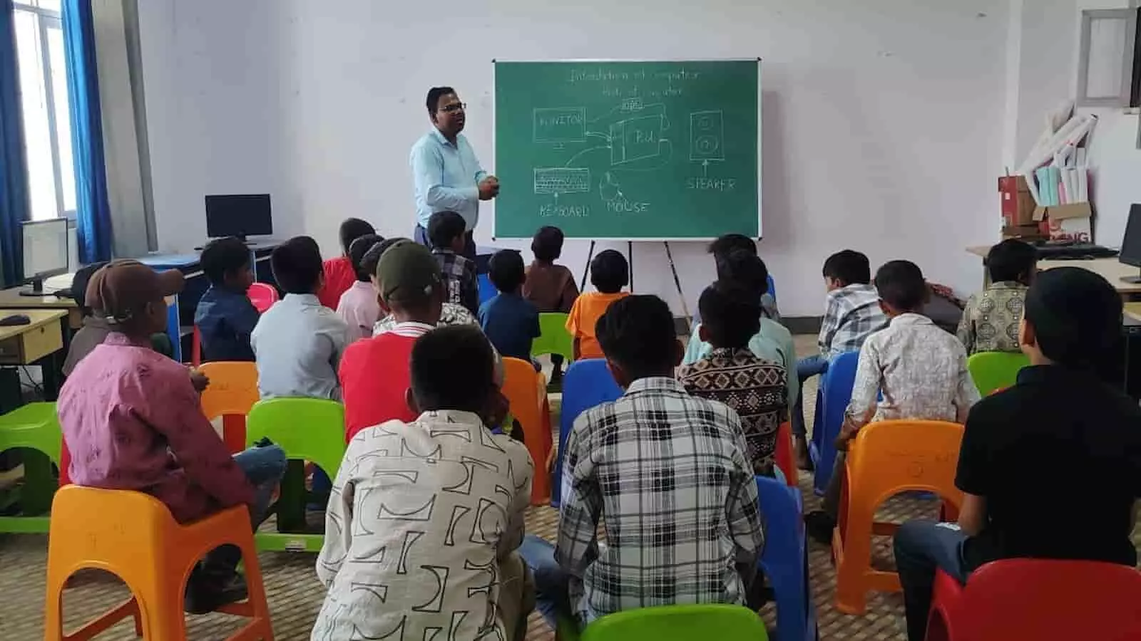 खेरवाड़ा मॉडल स्कूल में भारतीय भाषा समर कैंप के शुभारंभ पर बैनर के साथ खड़े लोग और बच्चे। खेरवाड़ा मॉडल स्कूल में भारतीय भाषा समर कैंप के शुभारंभ पर बैनर के साथ खड़े लोग और बच्चे।