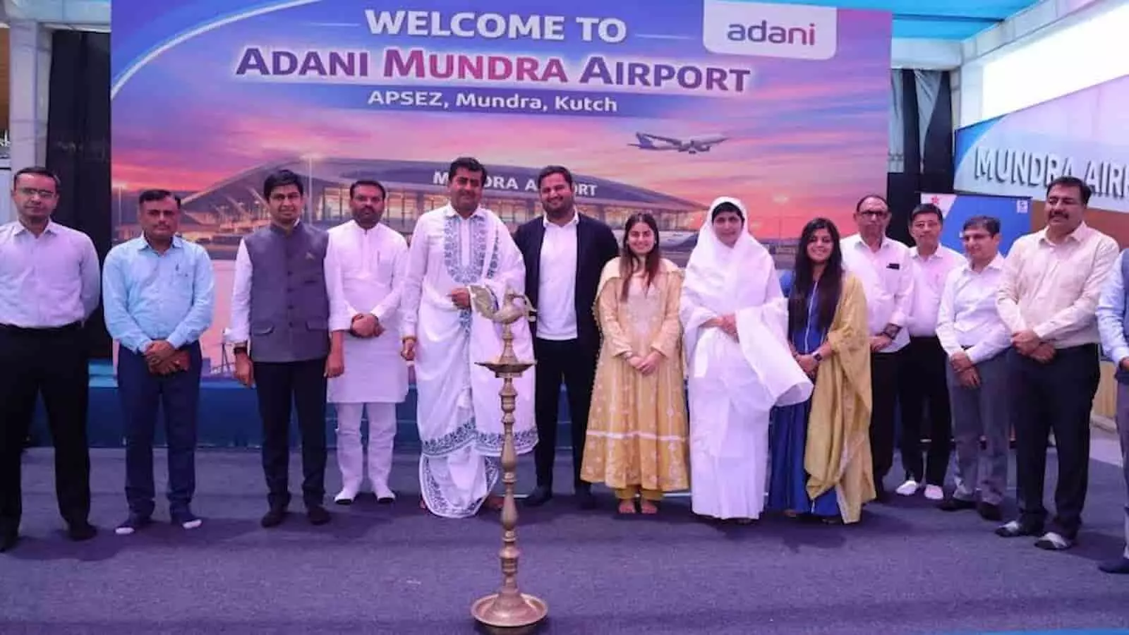 मुंद्रा एयरपोर्ट से नई उड़ान: मुंबई-गोवा समेत 8 शहरों से जुड़ा कच्छ, बनेगा इंटीग्रेटेड मल्टी-मॉडल लॉजिस्टिक्स और बिजनेस हब मुंद्रा एयरपोर्ट से नई उड़ान: मुंबई-गोवा समेत 8 शहरों से जुड़ा कच्छ, बनेगा इंटीग्रेटेड मल्टी-मॉडल लॉजिस्टिक्स और बिजनेस हब