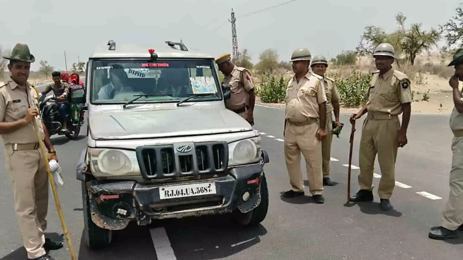 तस्वीर में सड़क पर वाहन जांच करते राजस्थान पुलिसकर्मी, राजस्थान में यातायात नियम प्रवर्तन अभियान के दौरान तस्वीर में सड़क पर वाहन जांच करते राजस्थान पुलिसकर्मी, राजस्थान में यातायात नियम प्रवर्तन अभियान के दौरान