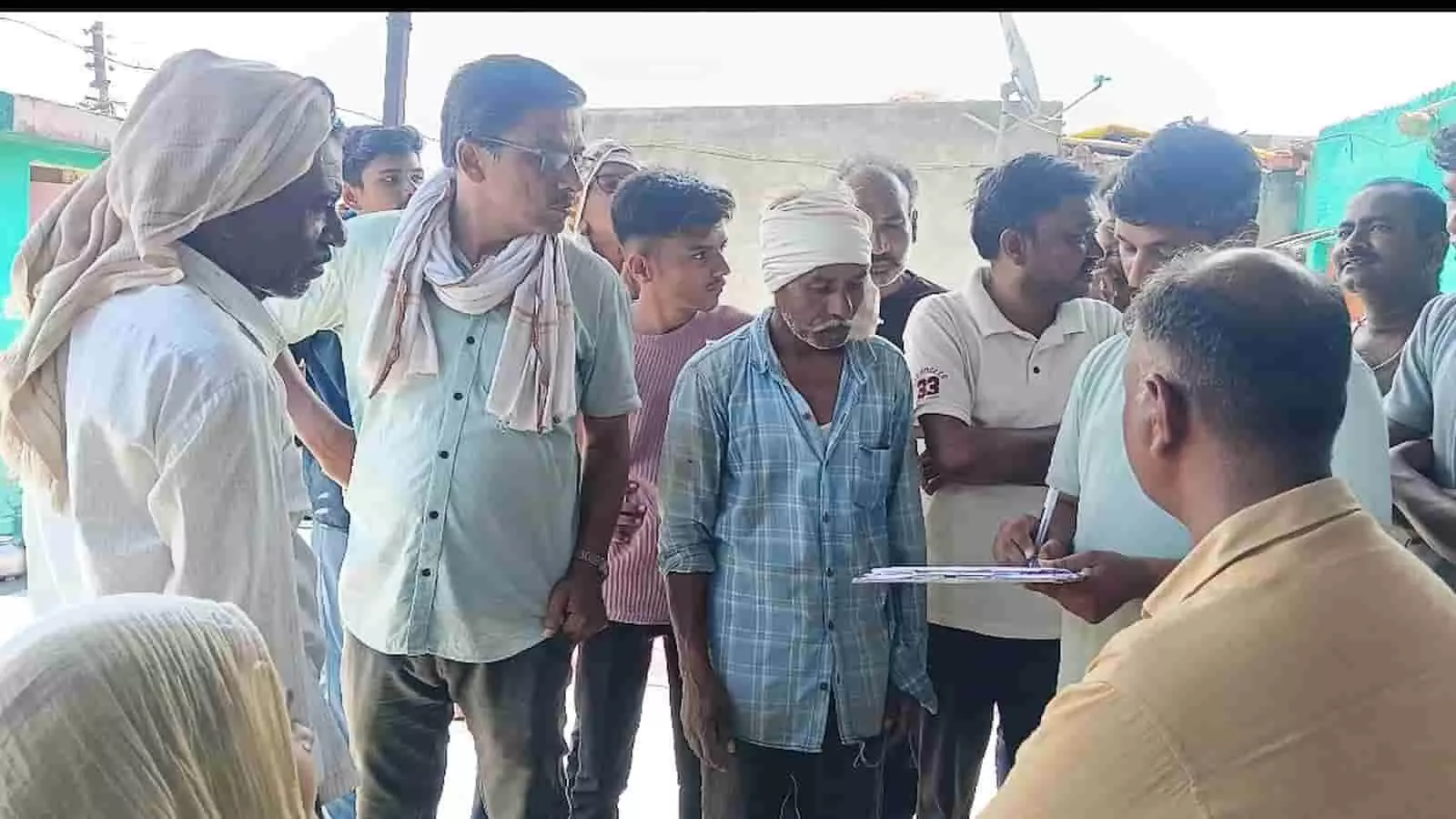 खानापूर गांव में आंधी से हुए नुकसान का पंचनामा करते प्रशासनिक अधिकारी और उपस्थित ग्रामीण।