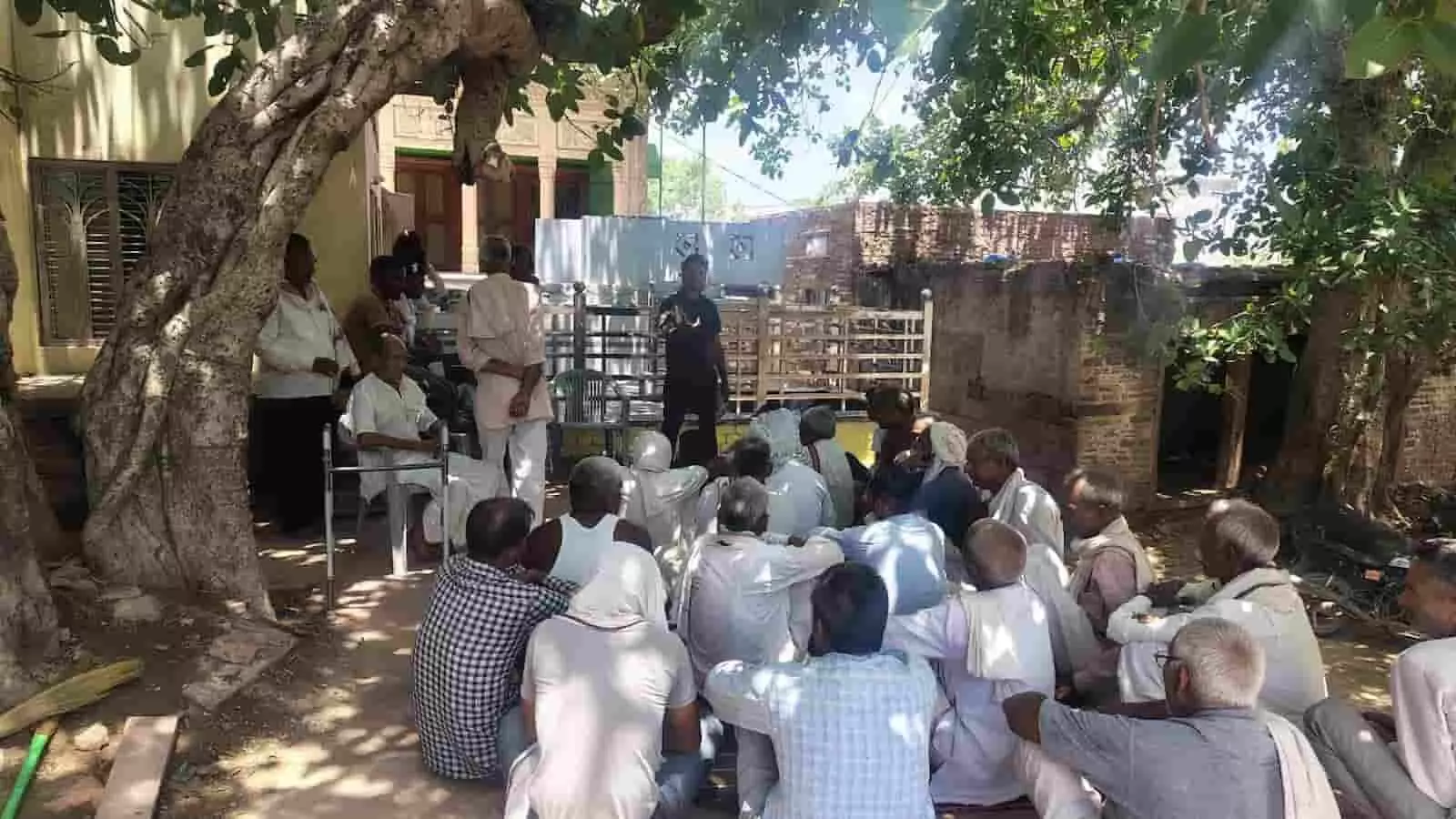कोट गांव में पेड़ की छाया के नीचे बैठकर कृषि अधिकारियों से प्राकृतिक खेती का प्रशिक्षण लेते हुए ग्रामीण किसान। कोट गांव में पेड़ की छाया के नीचे बैठकर कृषि अधिकारियों से प्राकृतिक खेती का प्रशिक्षण लेते हुए ग्रामीण किसान।