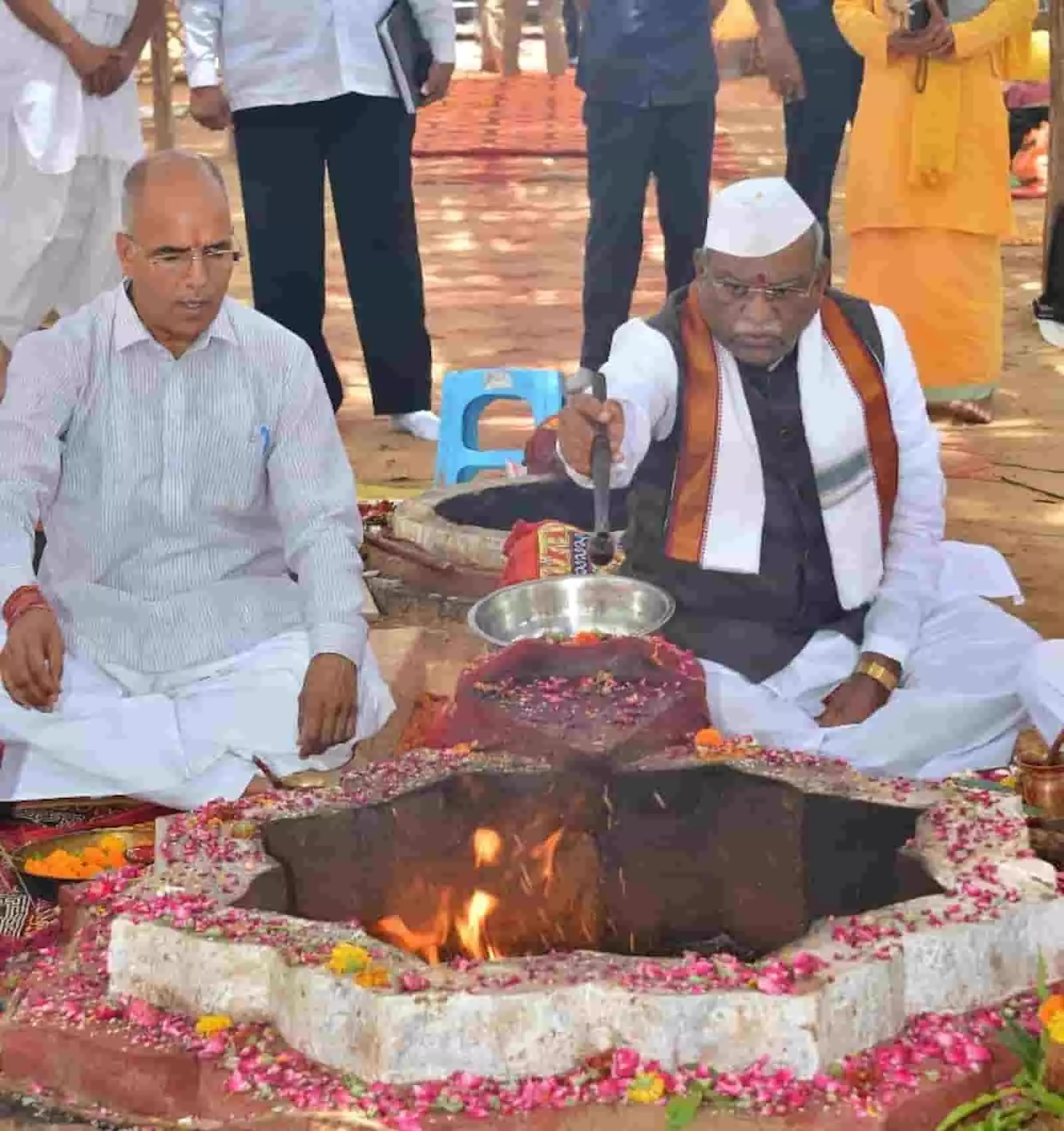 तस्वीर में राज्यपाल हरिभाऊ बागडे पचलंगी के बालाजी धाम झडाया में श्रीराम महायज्ञ के दौरान आहुति देते हुए दिख रहे हैं तस्वीर में राज्यपाल हरिभाऊ बागडे पचलंगी के बालाजी धाम झडाया में श्रीराम महायज्ञ के दौरान आहुति देते हुए दिख रहे हैं