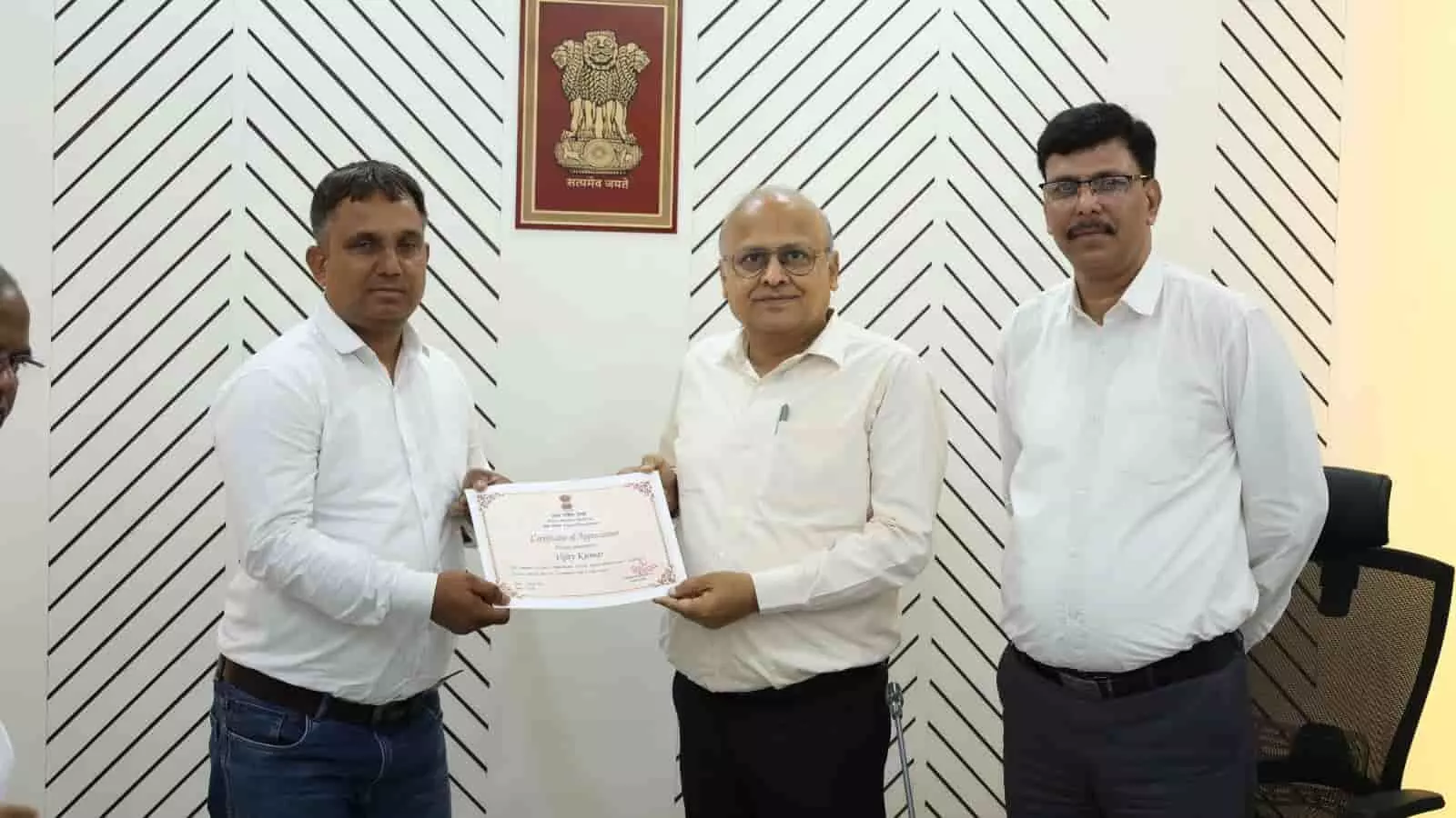 तस्वीर में उत्तर पश्चिम रेलवे मुख्यालय जयपुर में समीक्षा बैठक के दौरान अधिकारी मुख्य विधि सहायक को सम्मानित करते हुए दिख रहे हैं तस्वीर में उत्तर पश्चिम रेलवे मुख्यालय जयपुर में समीक्षा बैठक के दौरान अधिकारी मुख्य विधि सहायक को सम्मानित करते हुए दिख रहे हैं