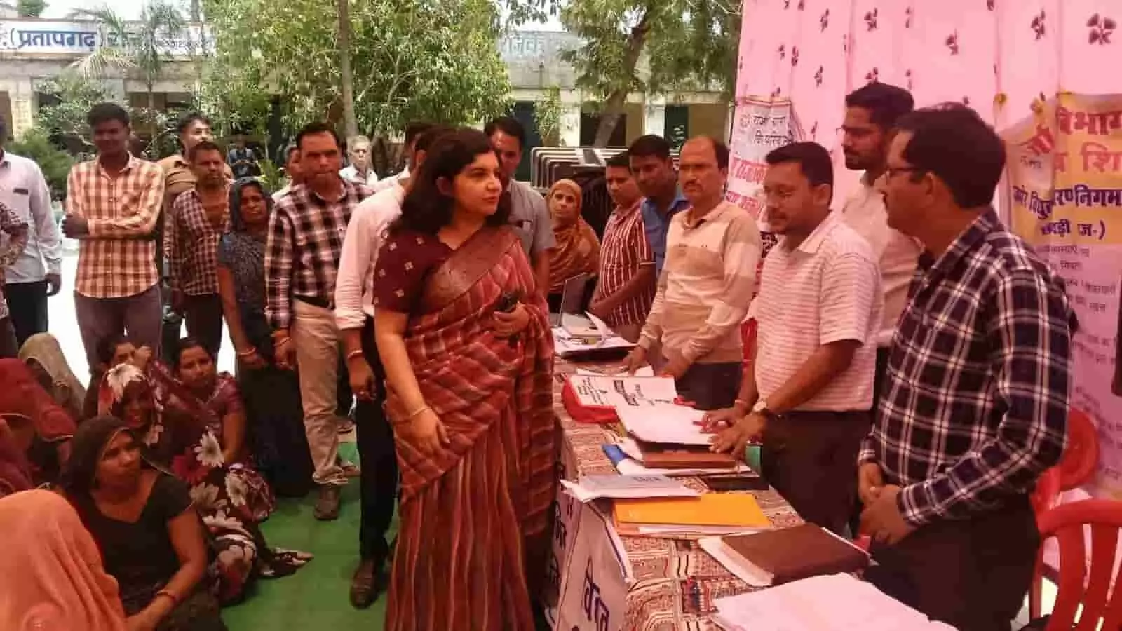शिविर काउंटर पर उपस्थित जिला कलक्टर शुभम चौधरी अधिकारियों को निर्देश देते हुए। शिविर काउंटर पर उपस्थित जिला कलक्टर शुभम चौधरी अधिकारियों को निर्देश देते हुए।