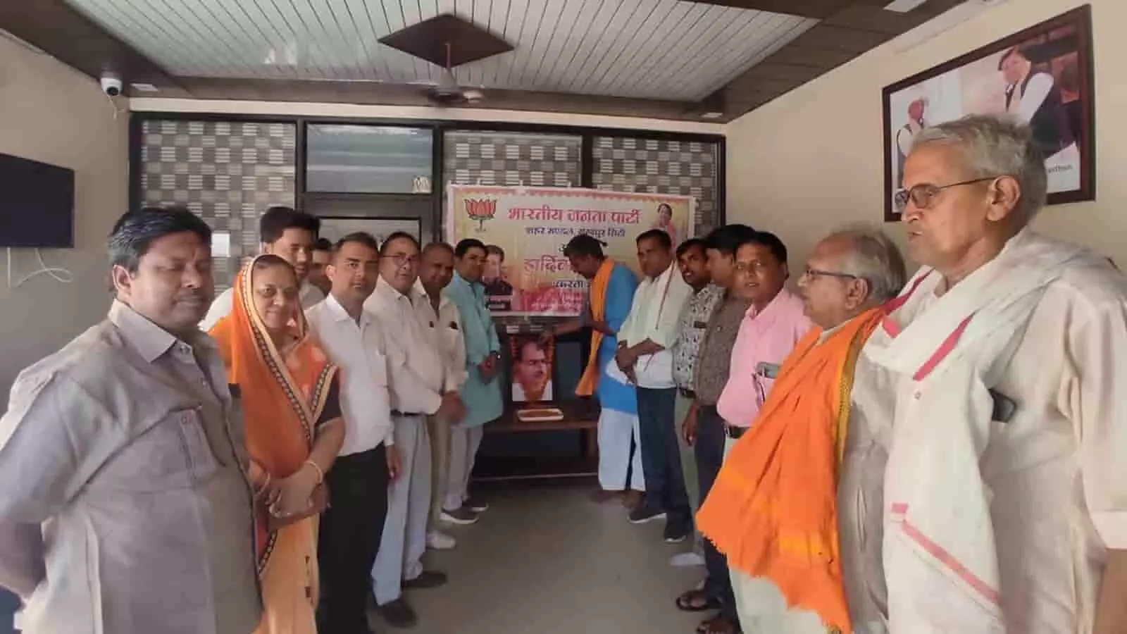 गंगापुर सिटी में भाजपा कार्यकर्ता डॉ. श्यामा प्रसाद मुखर्जी को पुष्पांजलि अर्पित करते हुए। गंगापुर सिटी में भाजपा कार्यकर्ता डॉ. श्यामा प्रसाद मुखर्जी को पुष्पांजलि अर्पित करते हुए।