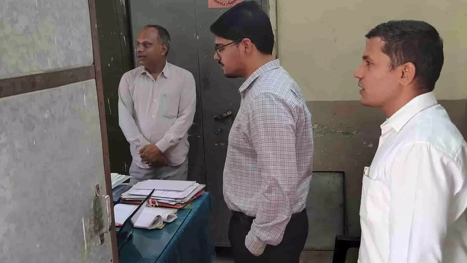 तस्वीर में सीईओ गौरव बुडानिया गंगापुर सिटी पंचायत समिति कार्यालय का निरीक्षण करते दिख रहे हैं। तस्वीर में सीईओ गौरव बुडानिया गंगापुर सिटी पंचायत समिति कार्यालय का निरीक्षण करते दिख रहे हैं।