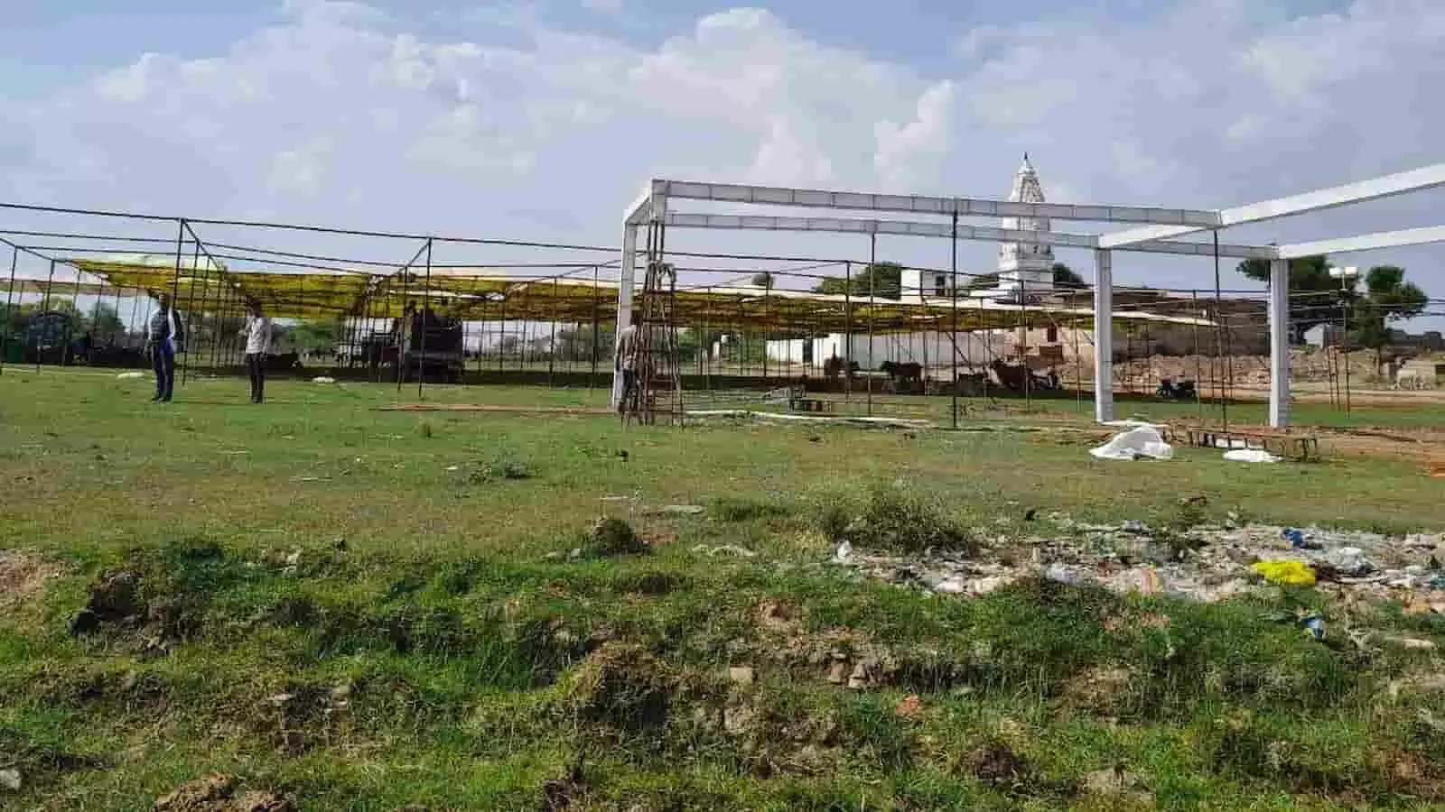 टोंक के माण्डकलां नगरफोर्ट में सामूहिक विवाह सम्मेलन के लिए मैदान में लोहे के पाइप का ढांचा खड़ा करते मजदूर।