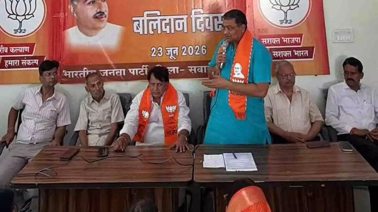 भाजपा के स्मरण पखवाड़ा कार्यक्रम में माइक हाथ में लेकर मंच से कार्यकर्ताओं को संबोधित करते प्रदेश उपाध्यक्ष छगन माहुर।