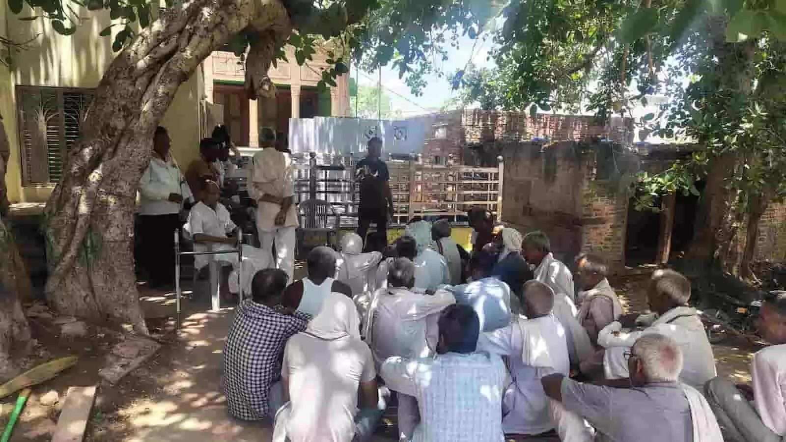 तस्वीर में विशेषज्ञ बयाना के कोट गांव में किसानों को प्राकृतिक खेती सिखा रहे हैं। तस्वीर में विशेषज्ञ बयाना के कोट गांव में किसानों को प्राकृतिक खेती सिखा रहे हैं।