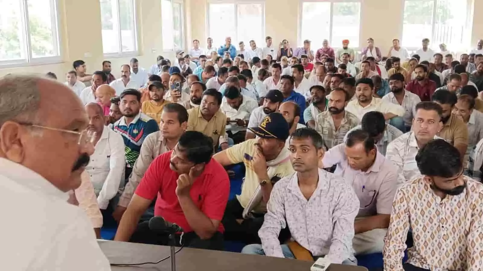 कोटा में प्रहलाद गुंजल के कार्यालय पर बैठक में बैठे ग्रामीण और कांग्रेस कार्यकर्ता।