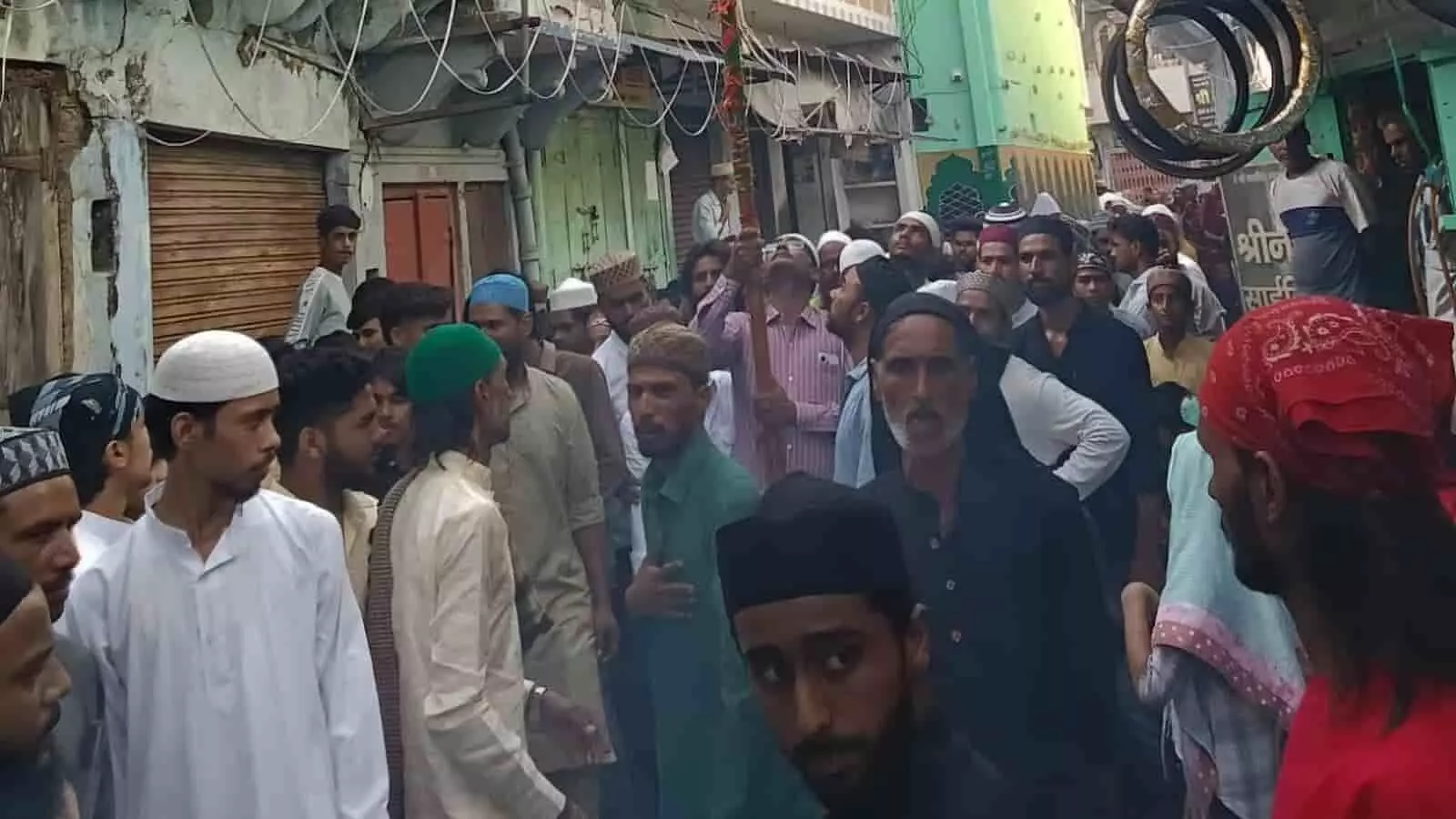 तस्वीर में आमेट के मार्गों से गुजरता मुस्लिम समुदाय का पारंपरिक छड़ी जुलूस दिख रहा है। तस्वीर में आमेट के मार्गों से गुजरता मुस्लिम समुदाय का पारंपरिक छड़ी जुलूस दिख रहा है।