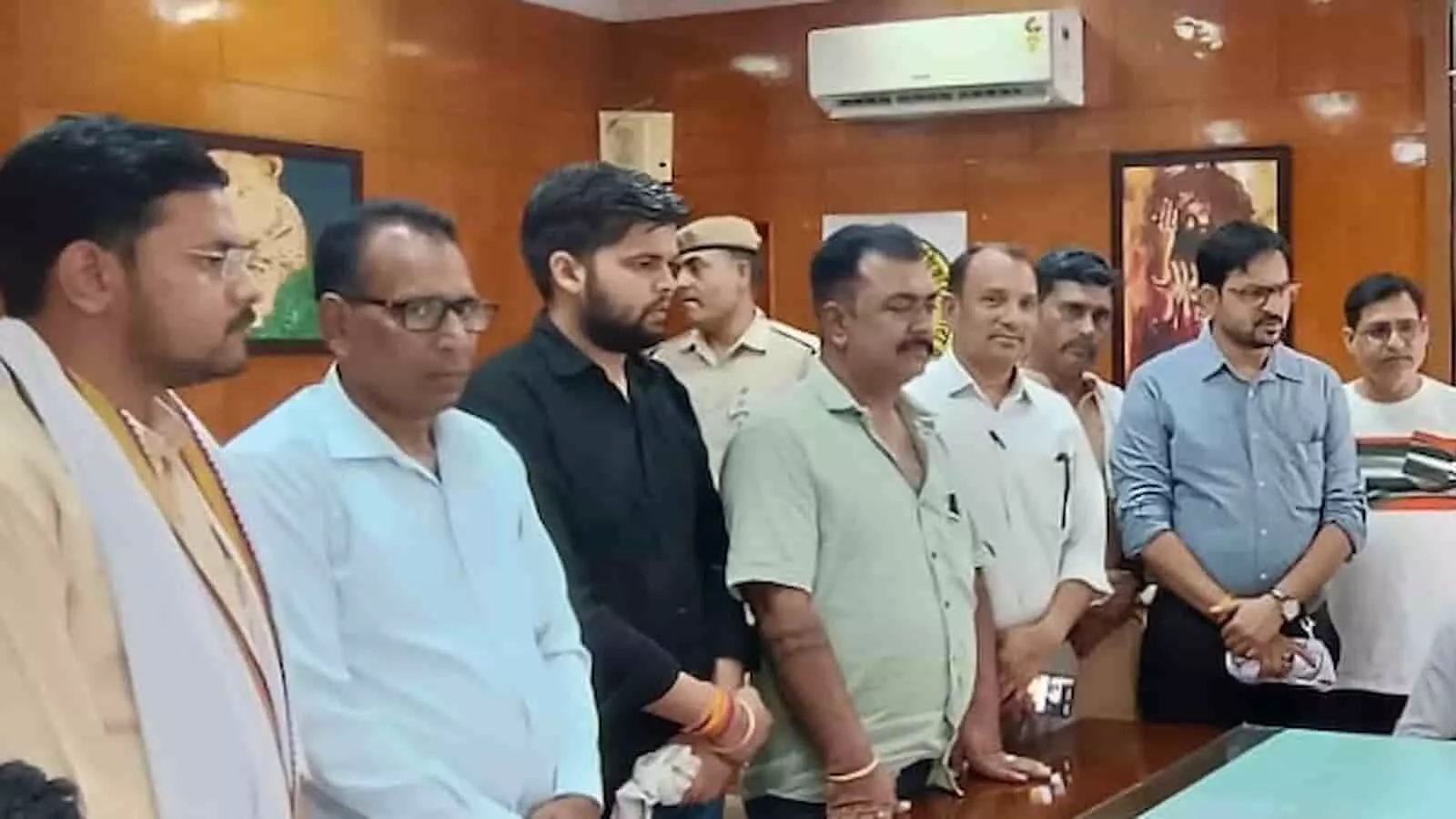 तस्वीर में बारां व्यापार महासंघ के सदस्य जिला कलेक्टर को ज्ञापन सौंपते हुए। तस्वीर में बारां व्यापार महासंघ के सदस्य जिला कलेक्टर को ज्ञापन सौंपते हुए।