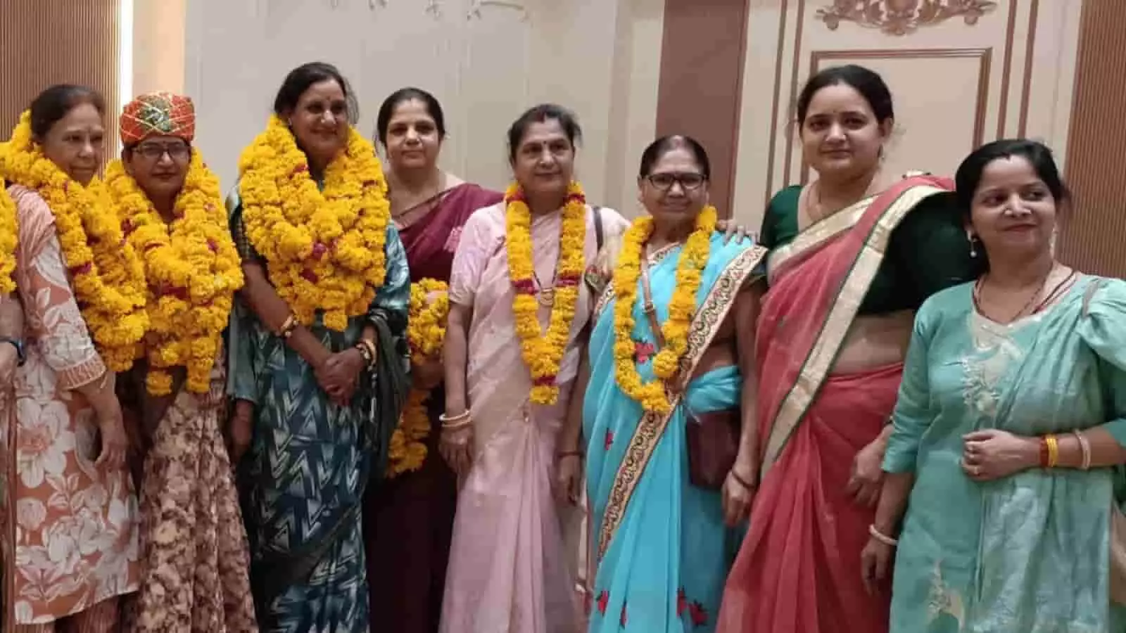 विप्र फाउंडेशन के कार्यक्रम में माला पहने हुए महिला पदाधिकारी संगठनात्मक नियुक्ति के संदर्भ में एक साथ खड़ी हैं।
