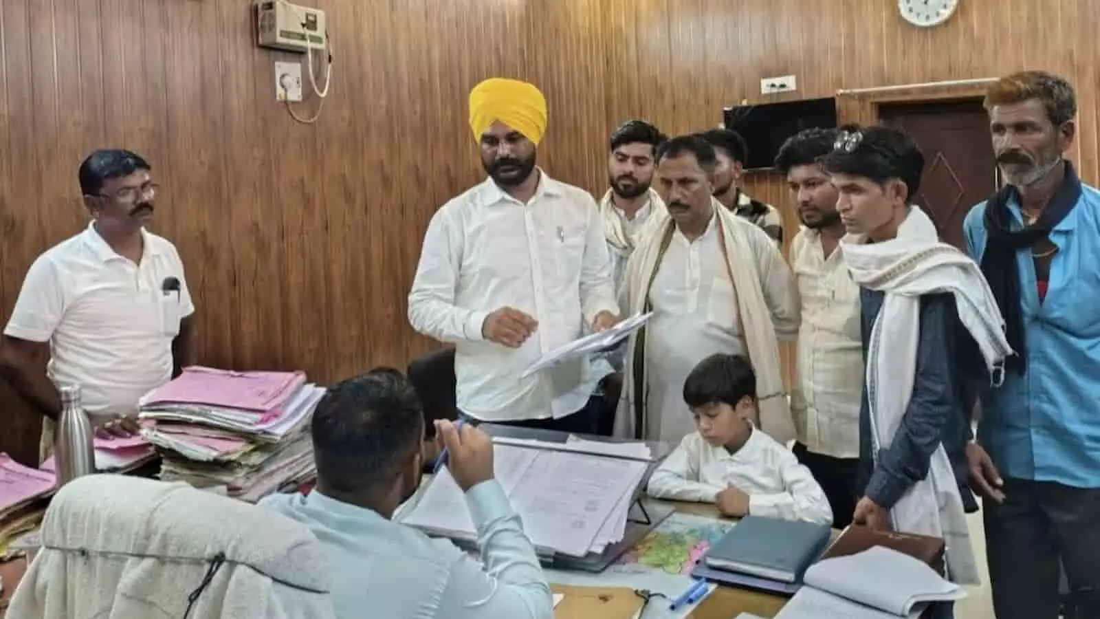 अंशदीप सिंह फौजी और अन्य कार्यकर्ता किशनगंज एसडीएम को जनसमस्याओं पर ज्ञापन सौंपते हुए। अंशदीप सिंह फौजी और अन्य कार्यकर्ता किशनगंज एसडीएम को जनसमस्याओं पर ज्ञापन सौंपते हुए।