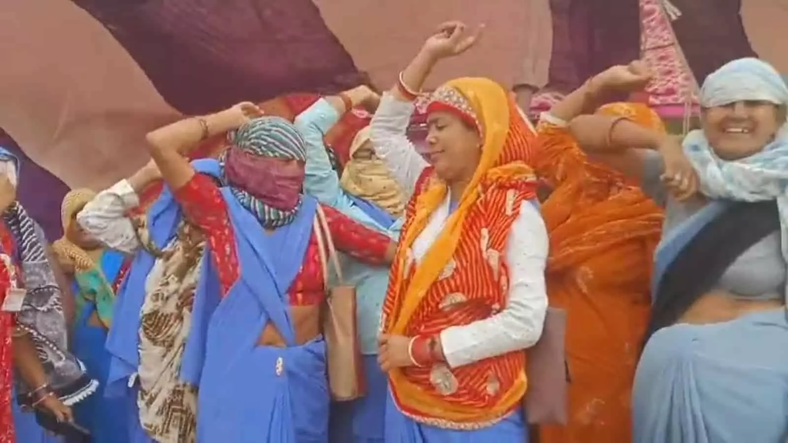 धरने पर बैठी आशा सहयोगिनियां अपनी मांगों को लेकर प्रदर्शन करती हुईं। धरने पर बैठी आशा सहयोगिनियां अपनी मांगों को लेकर प्रदर्शन करती हुईं।