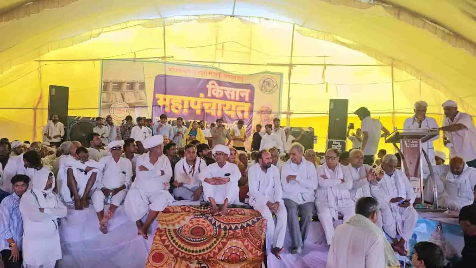 खण्डीप में पांचना बांध से पानी की मांग को लेकर धरने पर बैठे किसान और जनप्रतिनिधि। खण्डीप में पांचना बांध से पानी की मांग को लेकर धरने पर बैठे किसान और जनप्रतिनिधि।
