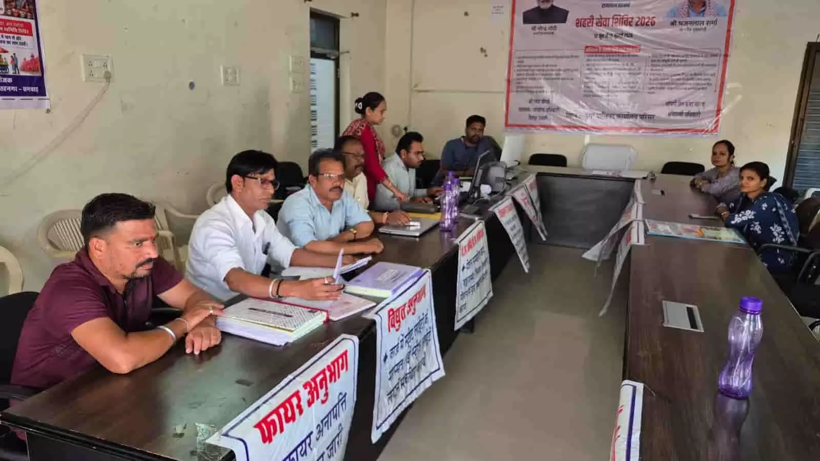 फतहनगर नगर पालिका में आयोजित शहरी सेवा शिविर में अधिकारी जनसुनवाई करते हुए दिख रहे हैं। फतहनगर नगर पालिका में आयोजित शहरी सेवा शिविर में अधिकारी जनसुनवाई करते हुए दिख रहे हैं।