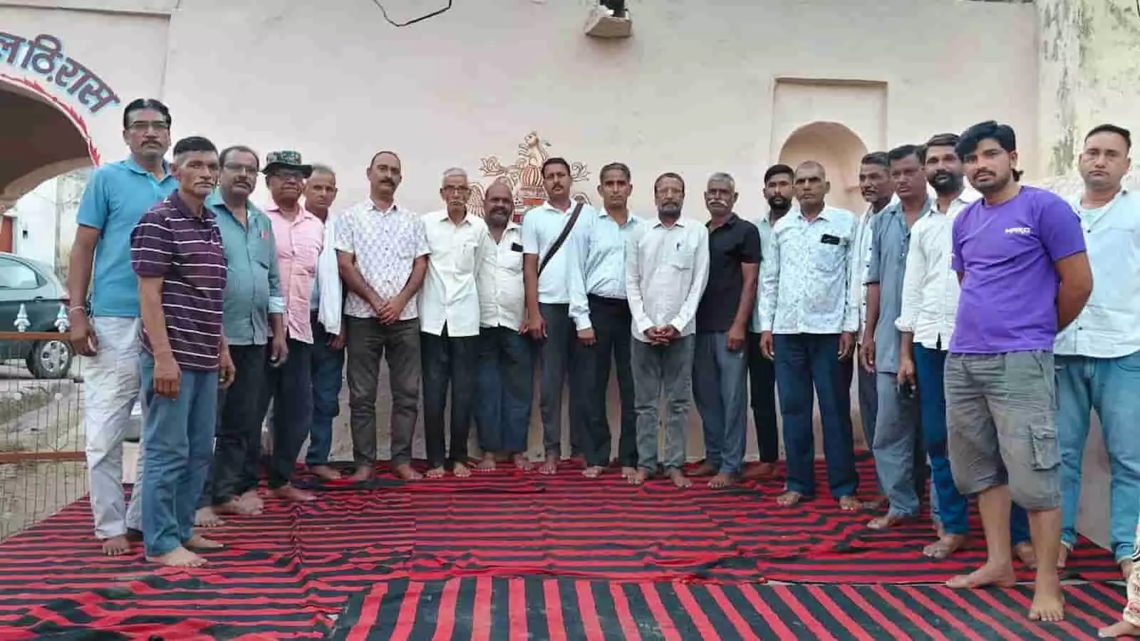 तस्वीर में श्री क्षत्रिय युवक संघ के कार्यकर्ता रास में आगामी प्रशिक्षण शिविर की तैयारी करते दिख रहे हैं। तस्वीर में श्री क्षत्रिय युवक संघ के कार्यकर्ता रास में आगामी प्रशिक्षण शिविर की तैयारी करते दिख रहे हैं।