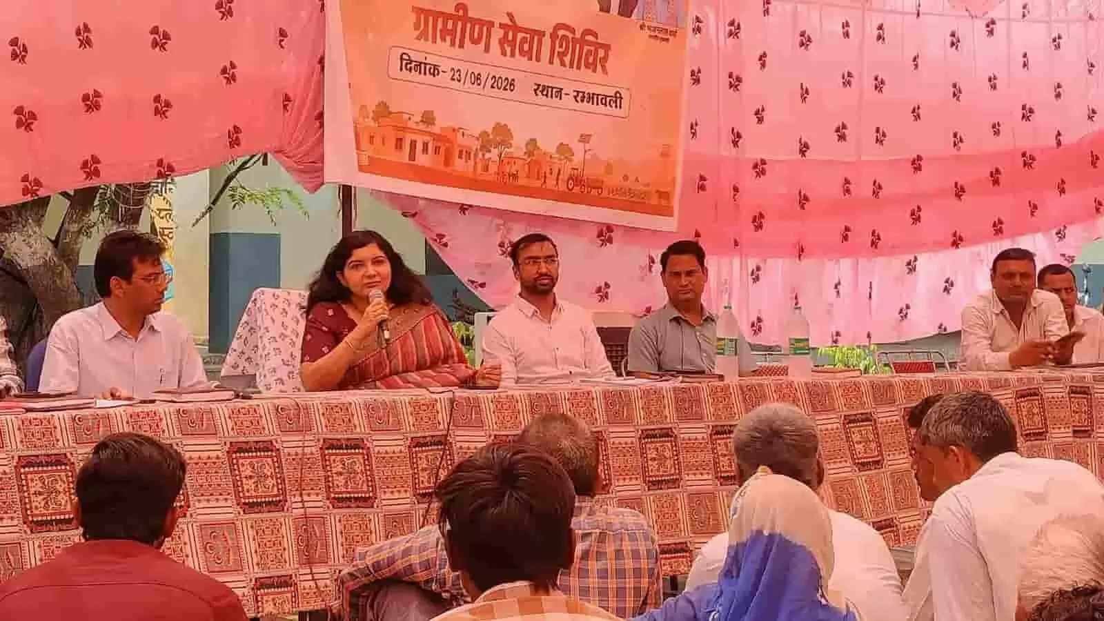 तस्वीर में जिला कलक्टर रम्भावली में ग्रामीणों को पट्टे वितरित करते हुए दिख रही हैं। तस्वीर में जिला कलक्टर रम्भावली में ग्रामीणों को पट्टे वितरित करते हुए दिख रही हैं।