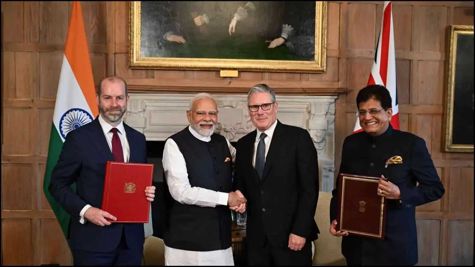 भारत ब्रिटेन समझौते पर प्रतिनिधि लंदन में व्यापार सहयोग के संदर्भ में दस्तावेज दिखाते हुए। भारत ब्रिटेन समझौते पर प्रतिनिधि लंदन में व्यापार सहयोग के संदर्भ में दस्तावेज दिखाते हुए।