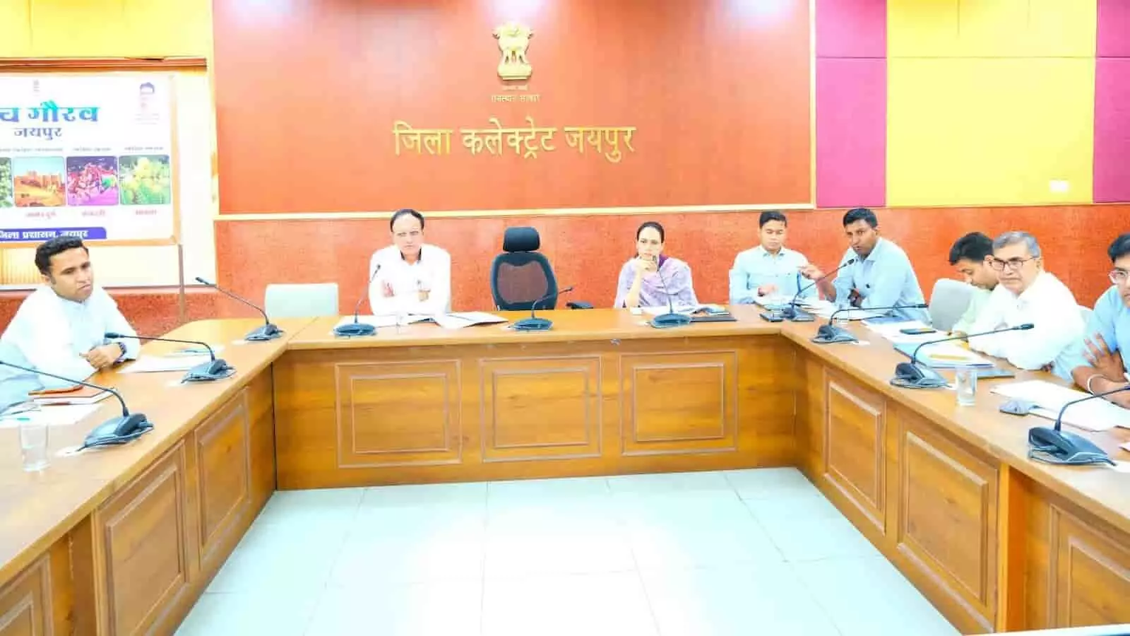 तस्वीर में जयपुर कलेक्ट्रेट में फ्लैगशिप योजनाओं की समीक्षा बैठक करते अधिकारी दिख रहे हैं। तस्वीर में जयपुर कलेक्ट्रेट में फ्लैगशिप योजनाओं की समीक्षा बैठक करते अधिकारी दिख रहे हैं।