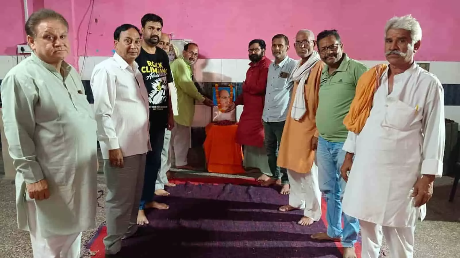 सत्यनारायण मंदिर में श्यामा प्रसाद मुखर्जी के चित्र के सामने खड़े भाजपा कार्यकर्ता श्रद्धांजलि देते हुए। सत्यनारायण मंदिर में श्यामा प्रसाद मुखर्जी के चित्र के सामने खड़े भाजपा कार्यकर्ता श्रद्धांजलि देते हुए।