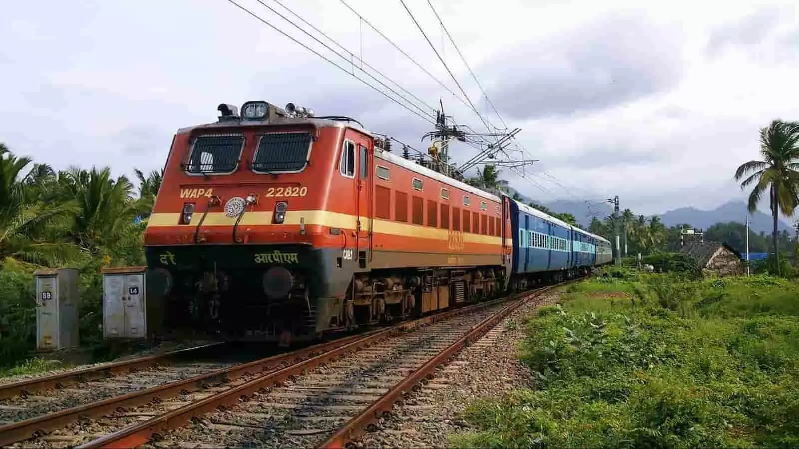 तस्वीर में मध्य रेलवे का एक एक्सप्रेस ट्रेन इंजन पटरी पर दौड़ता दिख रहा है। तस्वीर में मध्य रेलवे का एक एक्सप्रेस ट्रेन इंजन पटरी पर दौड़ता दिख रहा है।