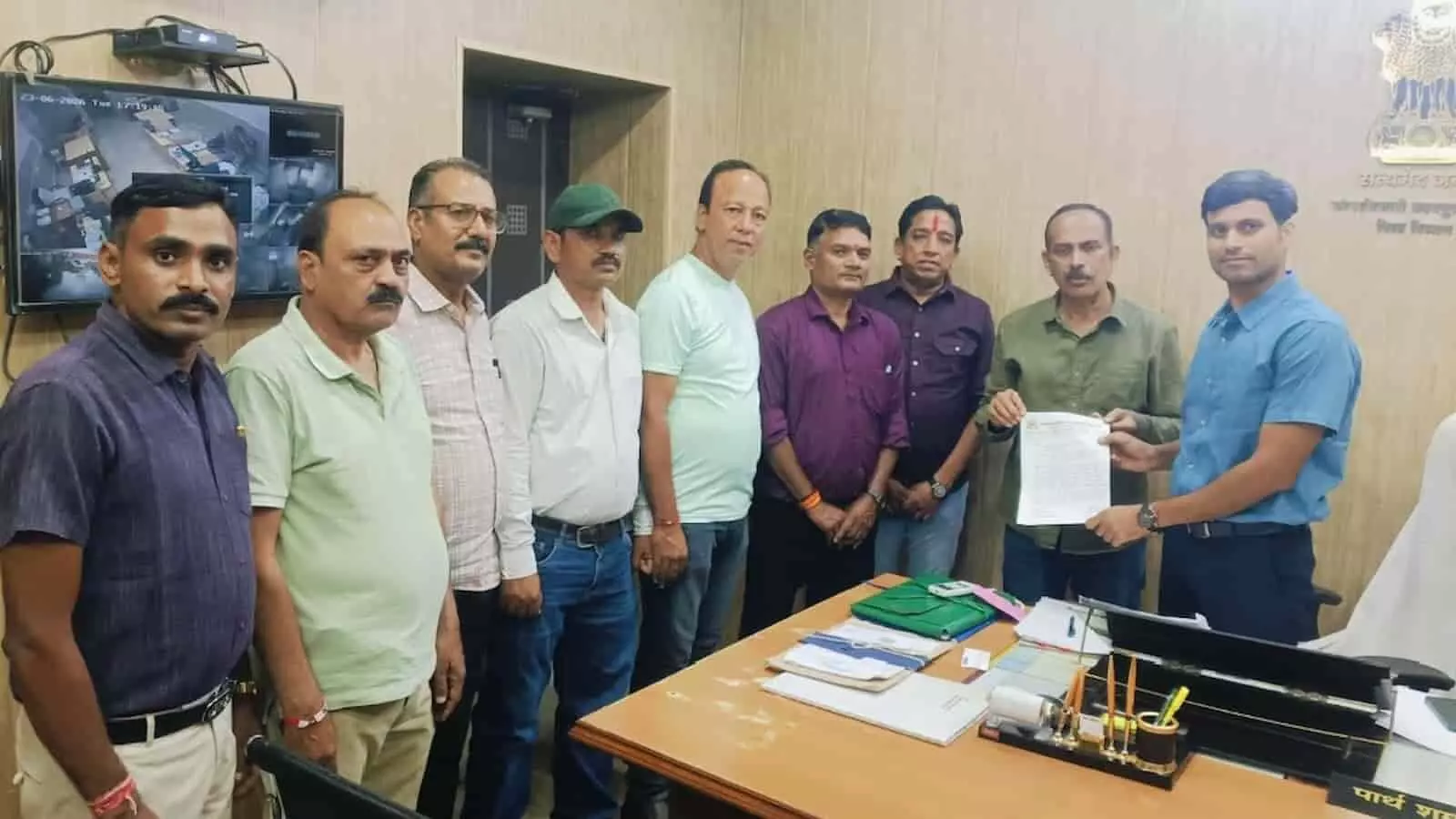 लंबित भुगतानों को लेकर शिक्षकों और कर्मचारियों ने उठाई आवाज, जिला कोषाधिकारी को सौंपा ज्ञापन