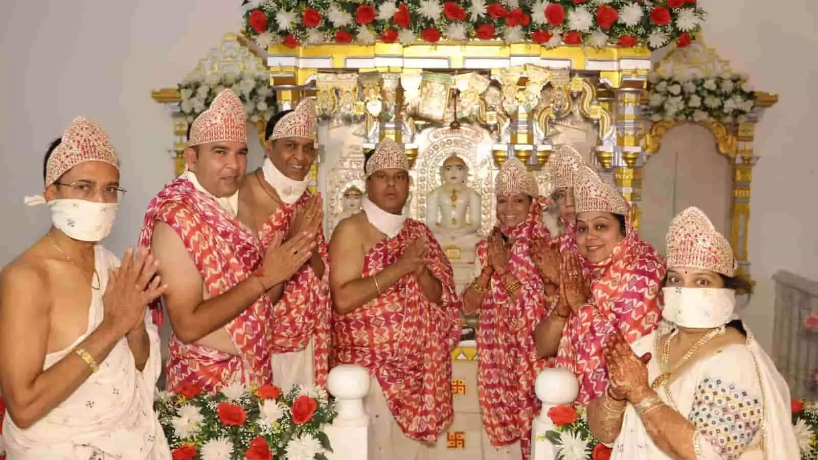 श्री सुमतिनाथ जैन श्वेताम्बर मंदिर परिसर में प्रतिष्ठा महोत्सव के दौरान धार्मिक अनुष्ठान करते हुए श्रद्धालु।