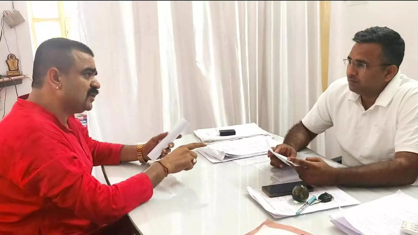 कैथूनीपोल थाने में थानाधिकारी को परिवाद पत्र सौंपकर शिकायत दर्ज कराते हुए समाजसेवी हिम्मत सिंह।