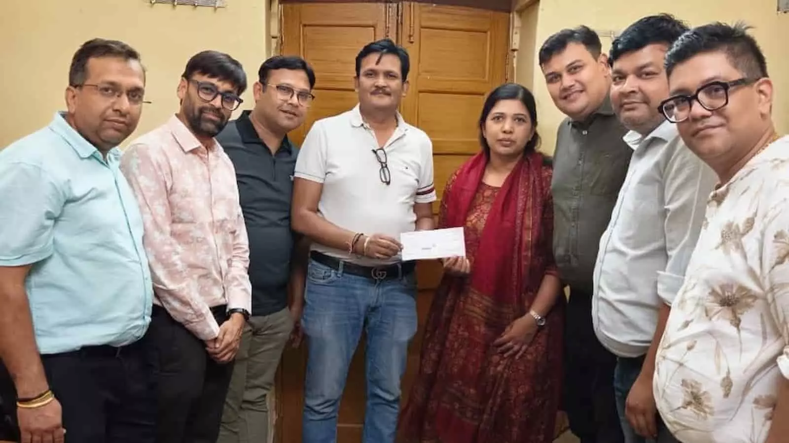 कोटा में जेसीआई एलुमनी क्लब के पदाधिकारी दिवंगत सदस्य के परिजन को वित्तीय सहायता का चेक सौंपते हुए।