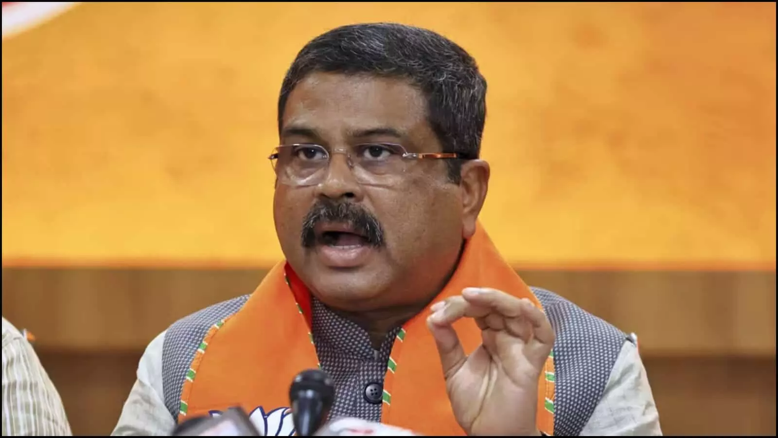 पोडियम पर लगे माइक के सामने हाथ के इशारे से बोलते हुए केंद्रीय शिक्षा मंत्री धर्मेंद्र प्रधान नई दिल्ली में नीट परीक्षा विवाद पर बयान दे रहे हैं।