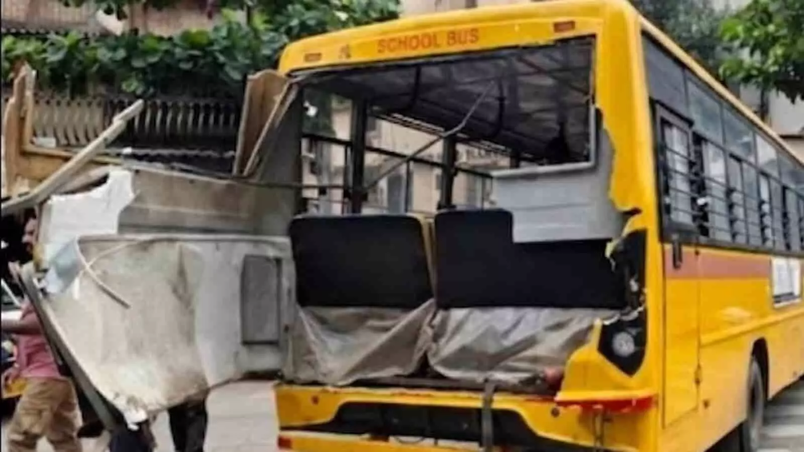 भाईंदर के पी.के. रोड पर डंपर की टक्कर से क्षतिग्रस्त हुई पीले रंग की स्कूल बस का पिछला हिस्सा।