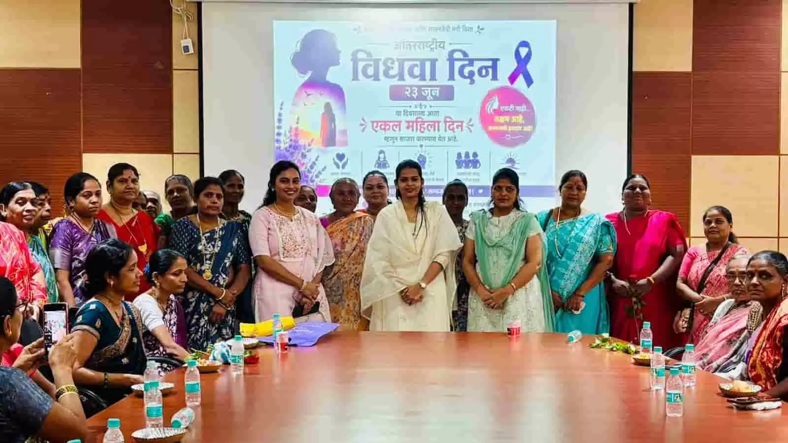 अंबरनाथ नगर परिषद के सभागार में एकल महिला दिवस कार्यक्रम के दौरान मंच पर बैनर के सामने खड़ीं महिलाएं और अधिकारी। अंबरनाथ नगर परिषद के सभागार में एकल महिला दिवस कार्यक्रम के दौरान मंच पर बैनर के सामने खड़ीं महिलाएं और अधिकारी।