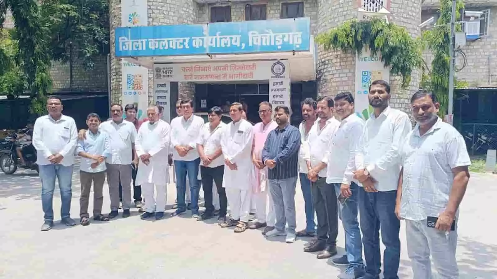 तस्वीर में विप्र सेना के पदाधिकारी चित्तौड़गढ़ कलेक्ट्रेट पर प्रदर्शन करते हुए दिख रहे हैं।