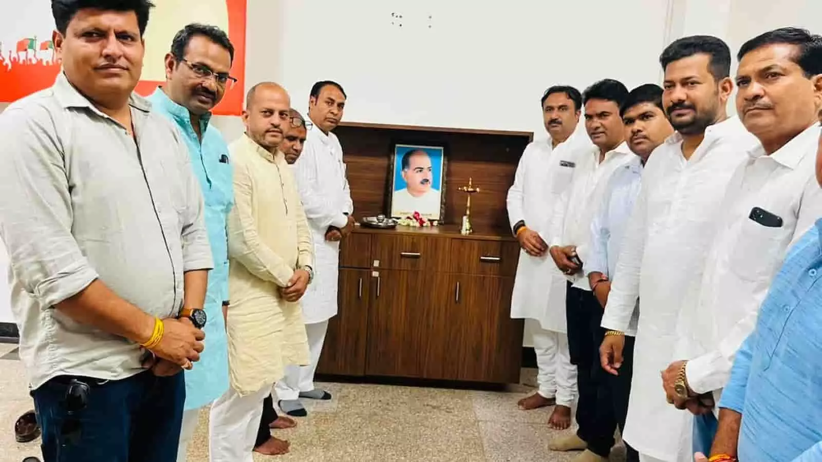 तस्वीर में चित्तौड़गढ़ भाजपा कार्यालय में डॉ. श्यामा प्रसाद मुखर्जी को श्रद्धांजलि देते भाजपा पदाधिकारी।