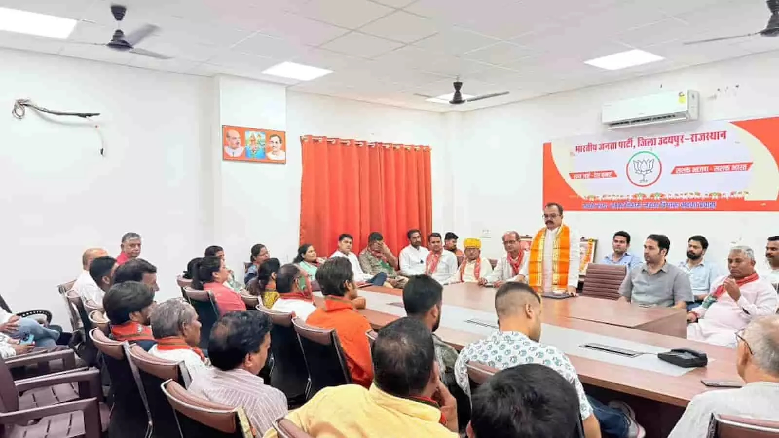 तस्वीर में भाजपा पदाधिकारी एवं कार्यकर्ता उदयपुर कार्यालय में डॉ. श्यामा प्रसाद मुखर्जी को श्रद्धांजलि दे रहे हैं। तस्वीर में भाजपा पदाधिकारी एवं कार्यकर्ता उदयपुर कार्यालय में डॉ. श्यामा प्रसाद मुखर्जी को श्रद्धांजलि दे रहे हैं।
