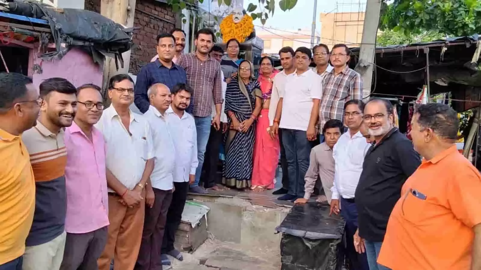 तस्वीर में फतहनगर बस स्टैंड पर डॉ. श्यामा प्रसाद मुखर्जी की जयंती पर एकत्रित भाजपा पदाधिकारी एवं कार्यकर्ता दिख रहे हैं। तस्वीर में फतहनगर बस स्टैंड पर डॉ. श्यामा प्रसाद मुखर्जी की जयंती पर एकत्रित भाजपा पदाधिकारी एवं कार्यकर्ता दिख रहे हैं।