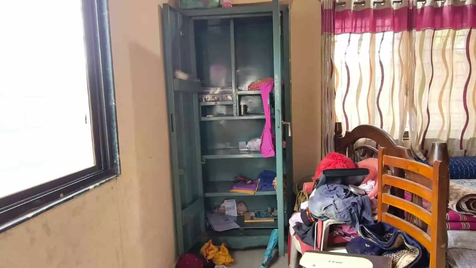 यमगे गांव में चोरी की घटना के बाद घर के अंदर खुली हुई लोहे की हरी अलमारी और बिखरा हुआ सामान। यमगे गांव में चोरी की घटना के बाद घर के अंदर खुली हुई लोहे की हरी अलमारी और बिखरा हुआ सामान।