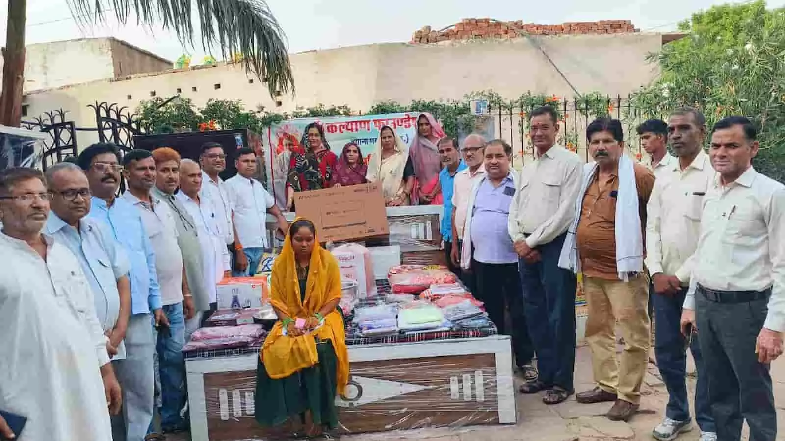 बयाना में कल्याण फाउंडेशन के सदस्य जरूरतमंद कन्या को विवाह के लिए उपहार देते हुए। बयाना में कल्याण फाउंडेशन के सदस्य जरूरतमंद कन्या को विवाह के लिए उपहार देते हुए।
