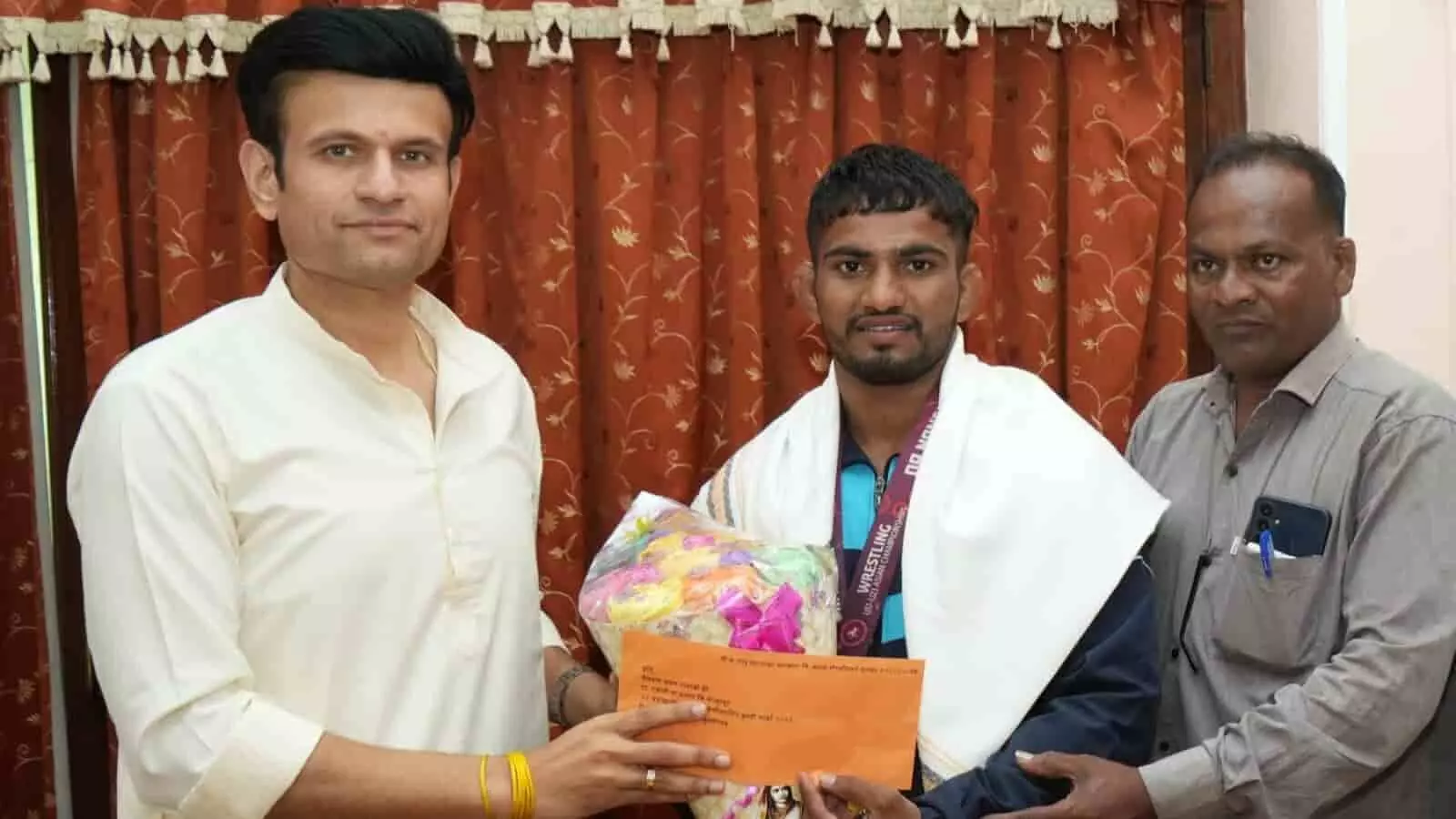कोल्हापुर में समरजितसिंह घाटगे एशियाई कुश्ती स्वर्ण पदक विजेता पहलवान अक्षय ढेरे को सम्मानित करते हुए। कोल्हापुर में समरजितसिंह घाटगे एशियाई कुश्ती स्वर्ण पदक विजेता पहलवान अक्षय ढेरे को सम्मानित करते हुए।