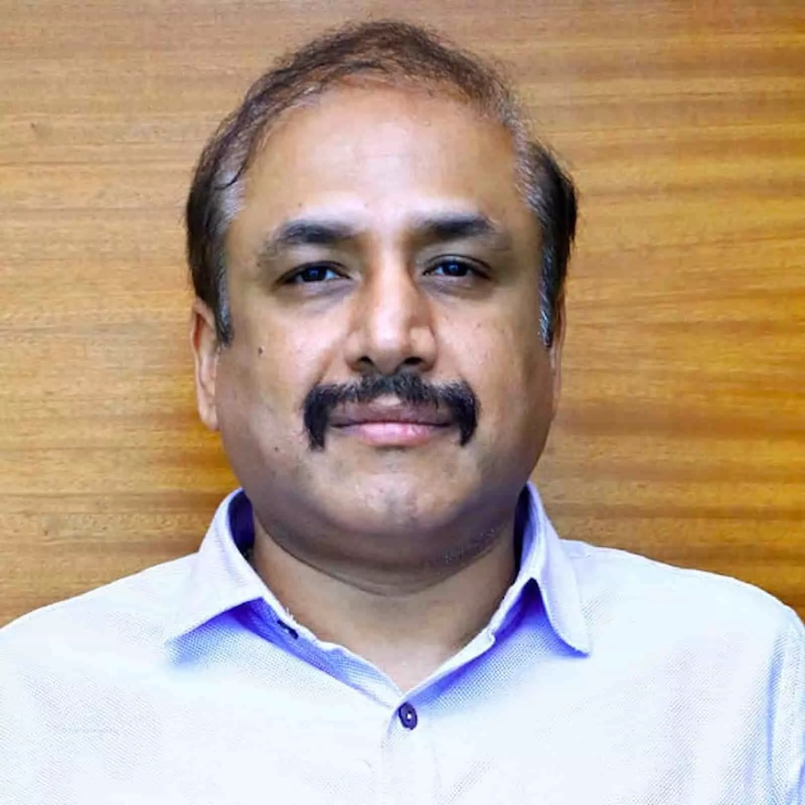 मुंबई में महापारेषण कार्यालय में नए अध्यक्ष एवं प्रबंध निदेशक का पदभार ग्रहण करते आईएएस अधिकारी विक्रम कुमार।