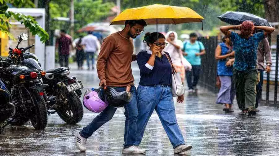 दिल्ली में बारिश के दौरान सड़क पर पैदल चलते लोग और मौसम का मिजाज। दिल्ली में बारिश के दौरान सड़क पर पैदल चलते लोग और मौसम का मिजाज।