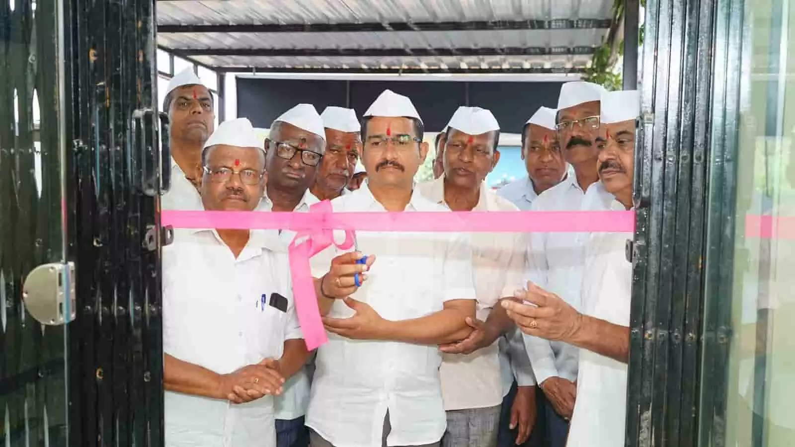 केनवडे में सहकारी पतसंस्था के नए भवन के उद्घाटन के दौरान फीता काटते पदाधिकारी और उपस्थित लोग। केनवडे में सहकारी पतसंस्था के नए भवन के उद्घाटन के दौरान फीता काटते पदाधिकारी और उपस्थित लोग।